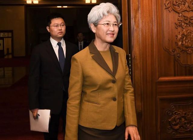 1998年,傅莹拥有了一个全新的身份——中国女外交官.