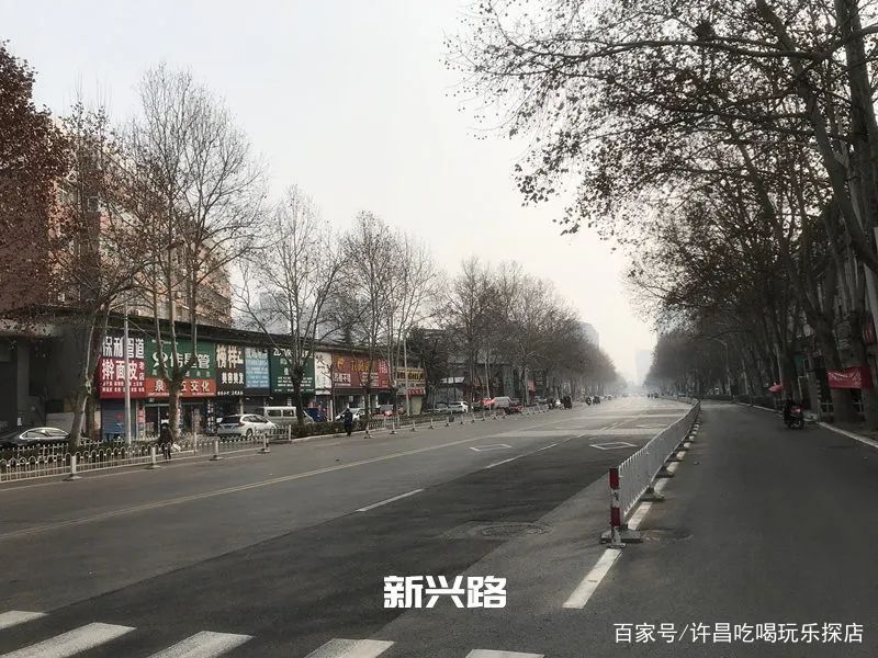 搜图请点击输入图片描述新兴路上没有太多车辆行人多数门店也还是闭门