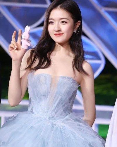 李兰迪仙气十足穿海风裙美得冰清玉洁