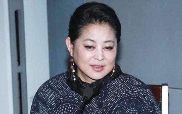 62岁杨亚洲近照,才华不输陈凯歌,拍戏也要带着妻子倪萍