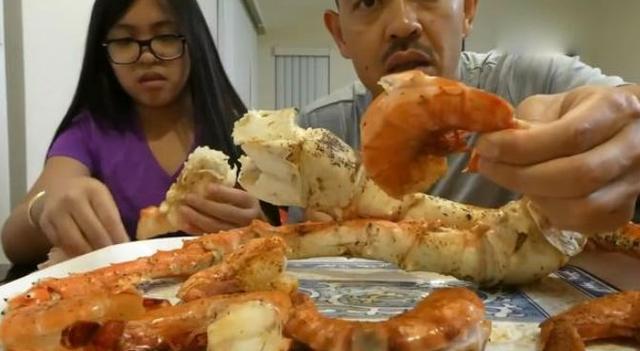 越南父女吃帝王蟹腿和老虎蝦，網友：有本事，你們吃青菜給我看 寵物 第1張
