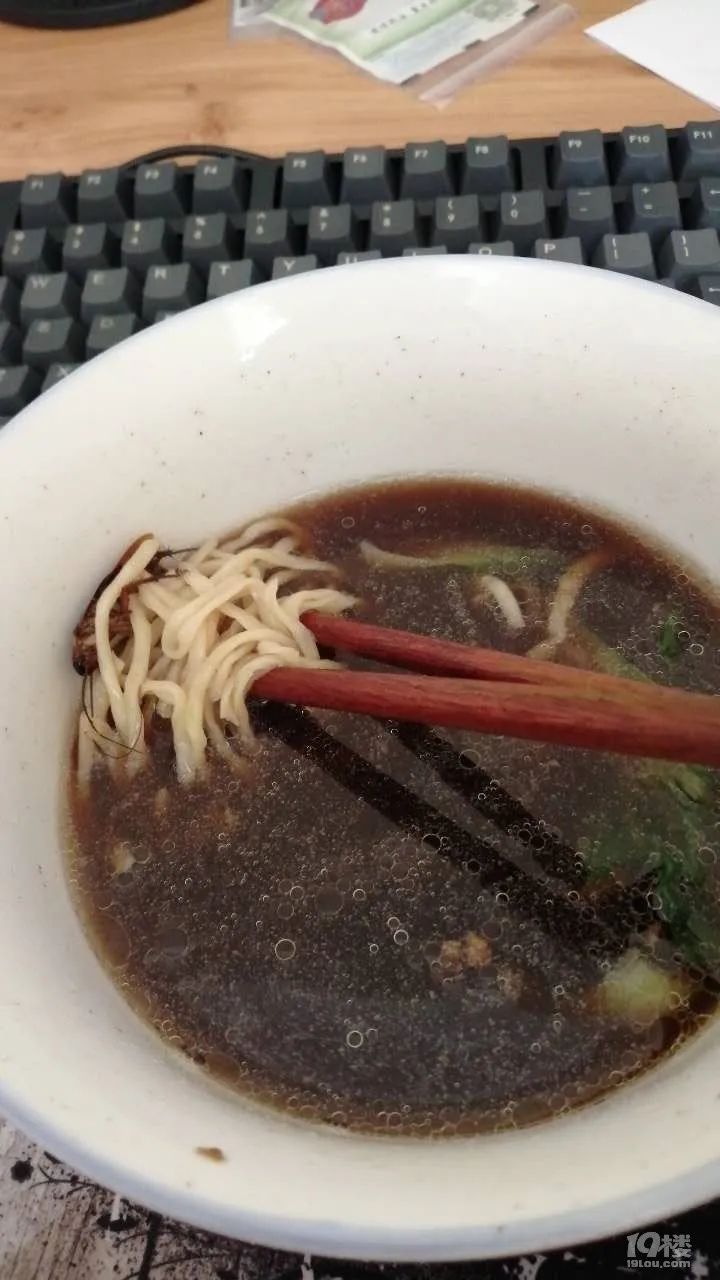 外卖小排面快吃完了,捞出了一只蟑螂,你们懂我的心情吗