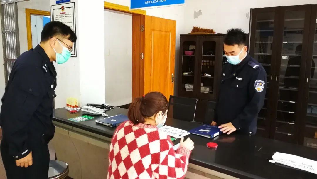 陈兆堂警官送梁女士到派出所求助