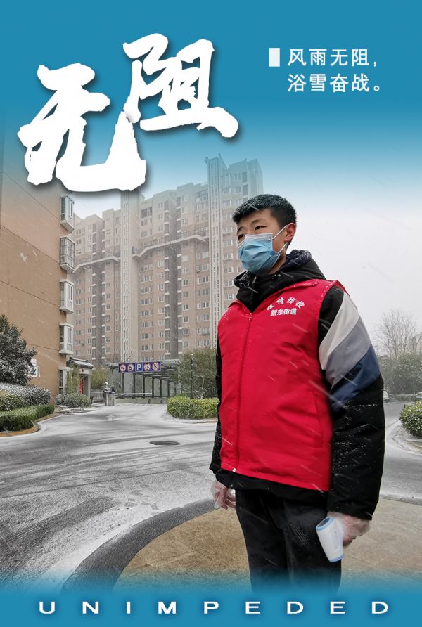 海州区苍梧路郁州路路口交警坚守岗位,指挥交通,尽职尽责【编辑:张