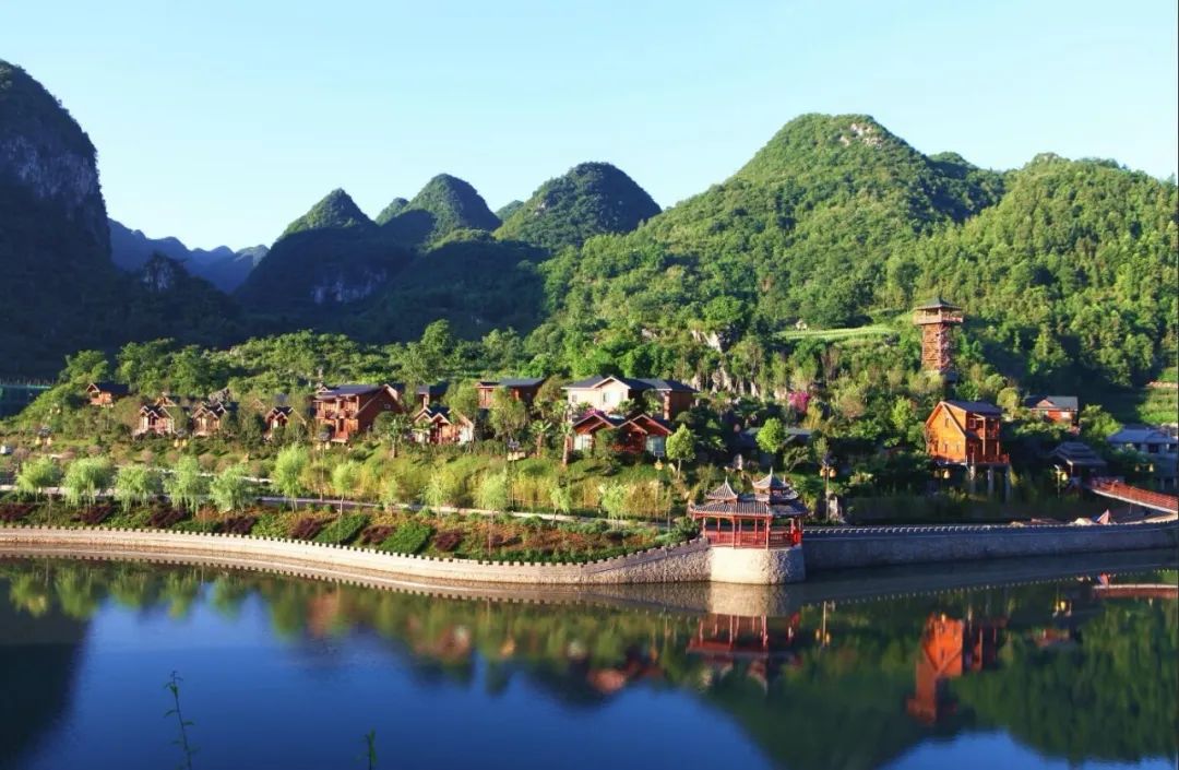 神雕峰明湖湿地公园百车河景区春至六盘水草树争春,万紫千红一转