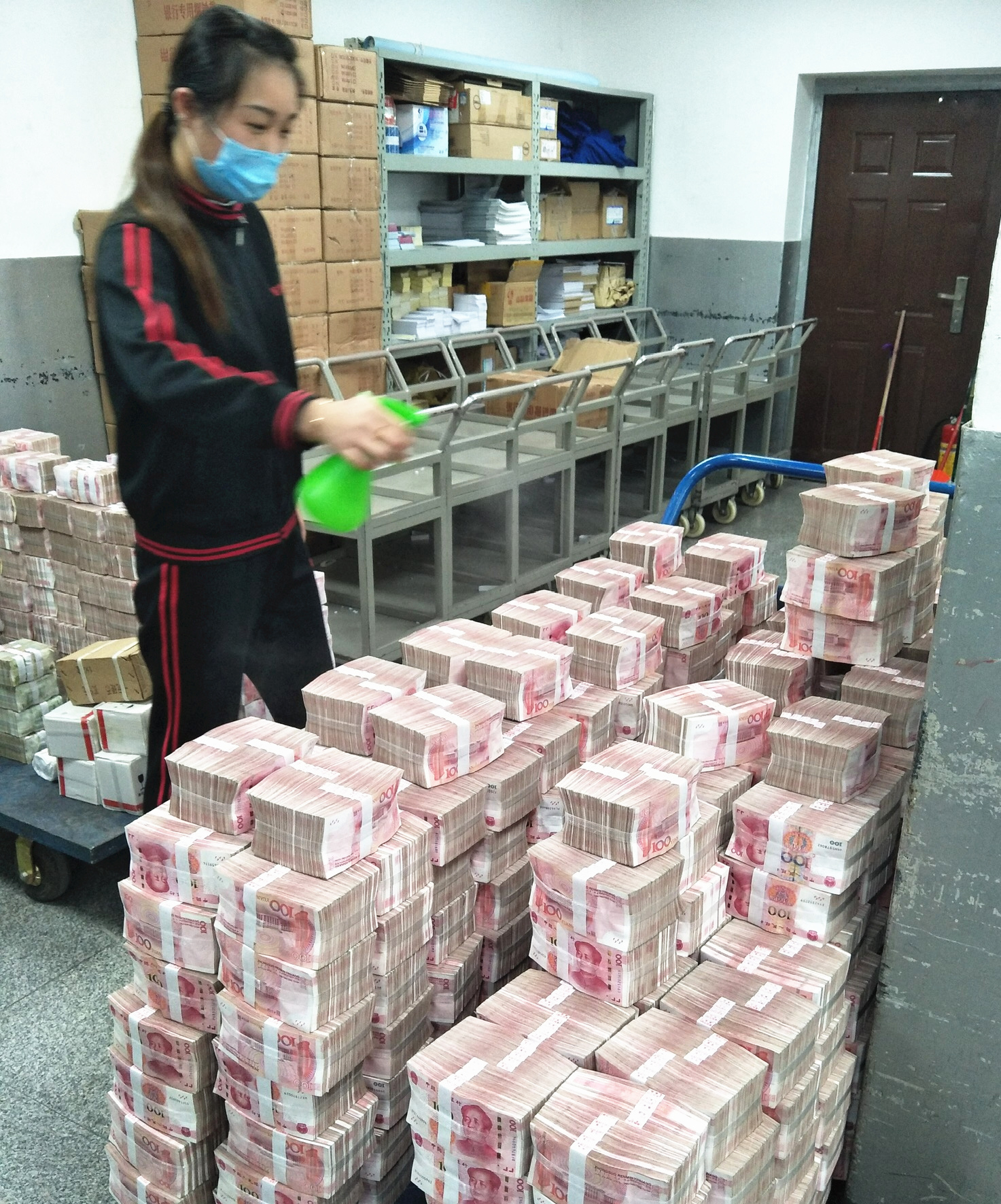原创钞票也要隔离14天疫情期间湖南一公司为600多亿银行现金消毒