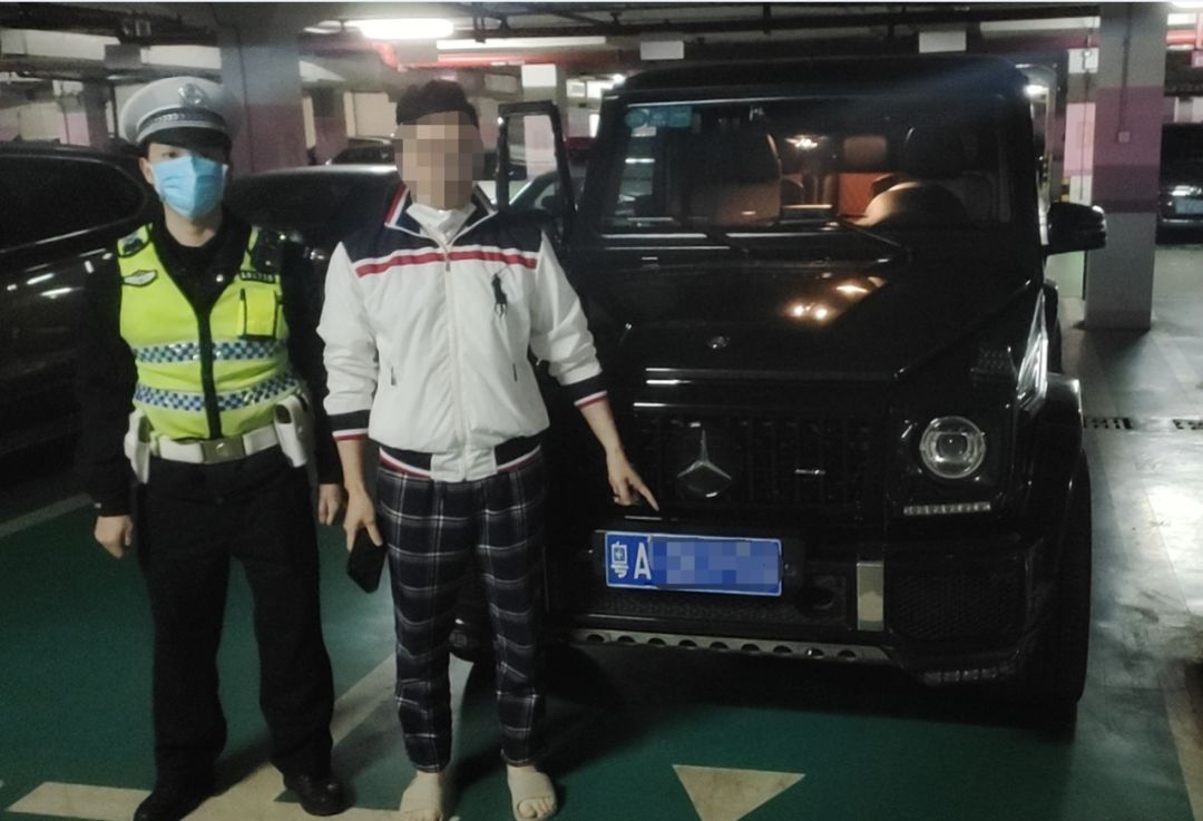 同时,交警还发现,朱某涉嫌使用伪造号牌,使用伪造行驶证,以及伪造年检
