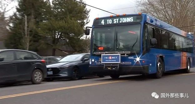 黑人女子当街无故殴打陌生人被捕：我讨厌白人