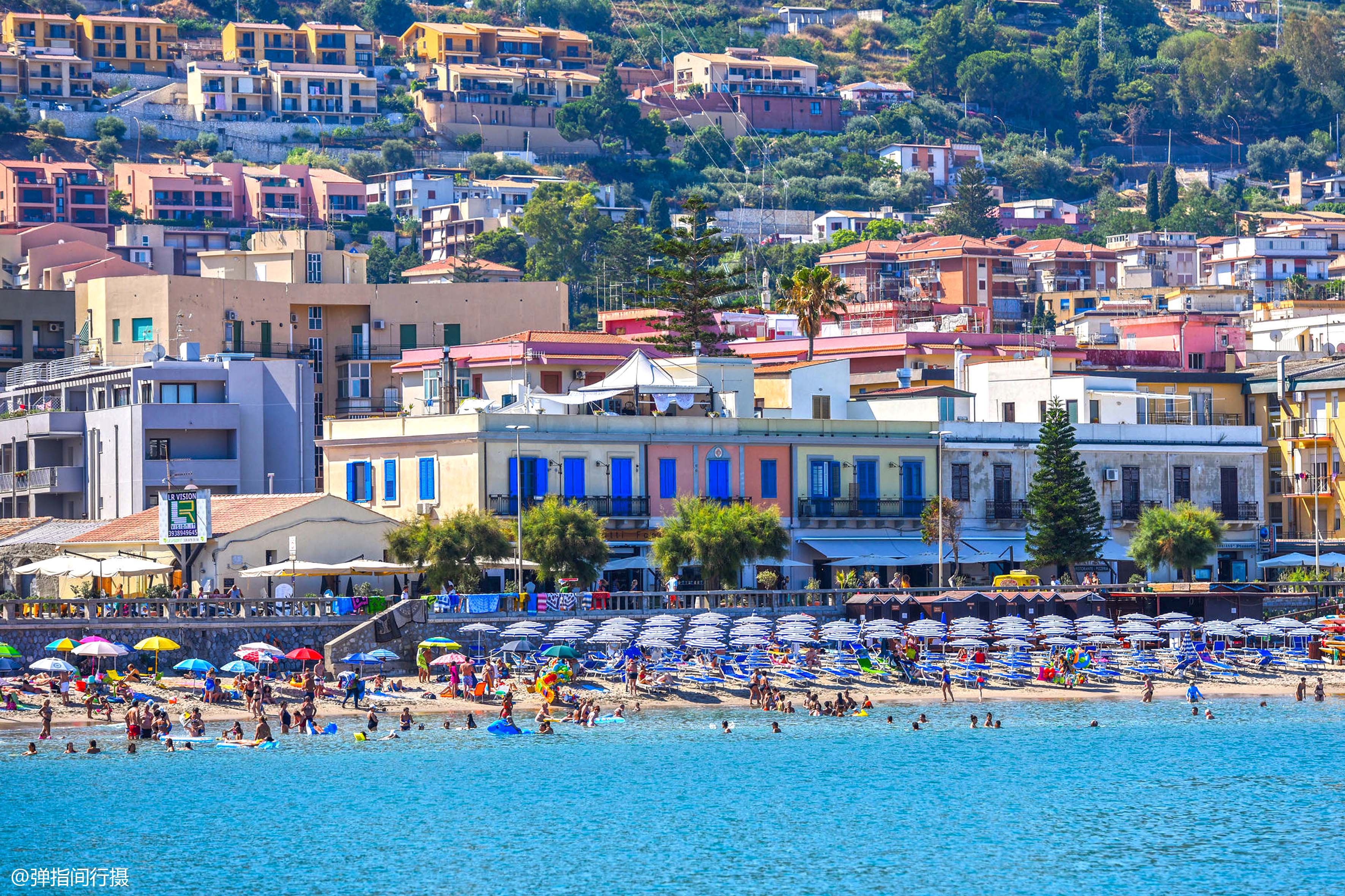 意大利千年小城面朝大海红蓝相映是西西里岛最美度假胜地