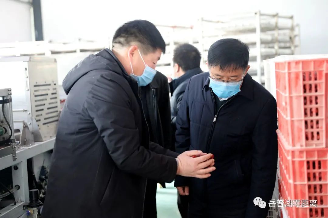 众志成城打赢疫情防控攻坚战曲连东调研企业复工复产工作