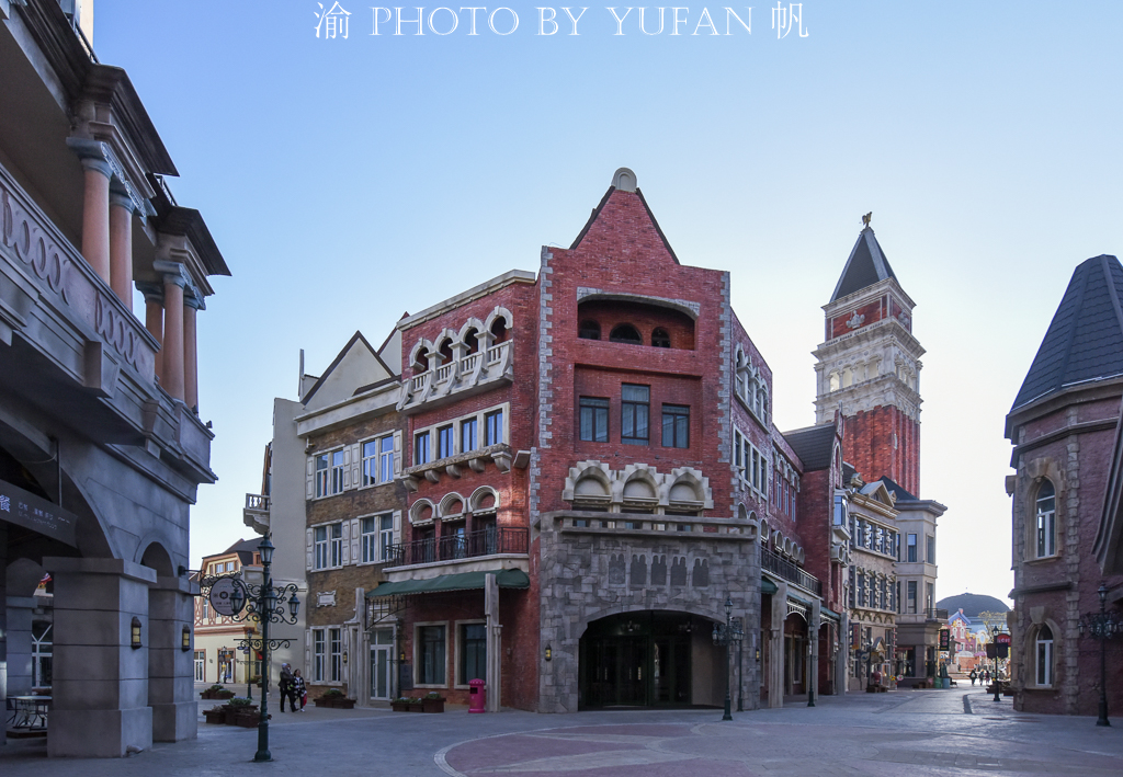 青海有座浓缩18国经典建筑的丝路小镇，不出国门，也能环游世界