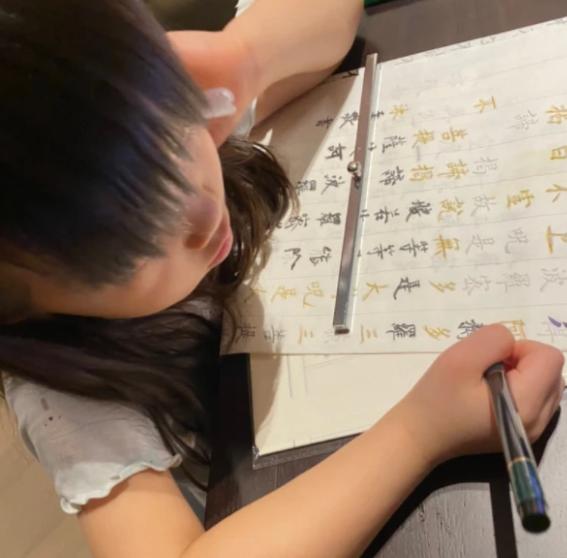 嶽雲鵬小女兒寫硬筆，厚重瀏海特別搶鏡，手上的指甲油亮了 娛樂 第2張
