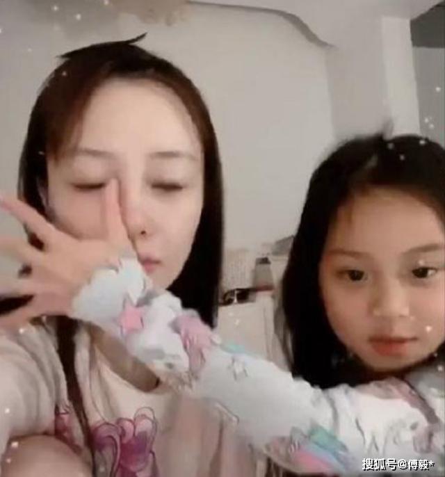 李小璐晒和女儿的睡前仪式，甜馨对镜头自拍，
