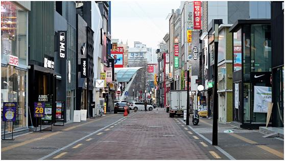 封城有效可不要贪杯？疫情严重的伊朗韩国无法封城