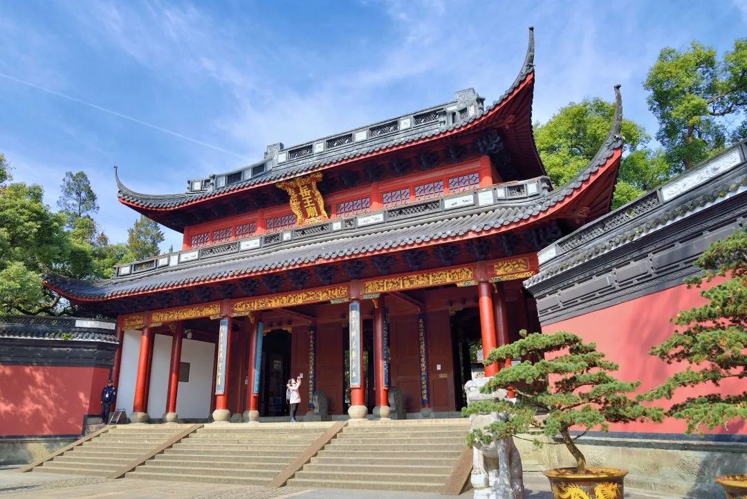 岳王庙02位于浙江省杭州市的西方,它以其秀丽的湖光山色和众多的名胜