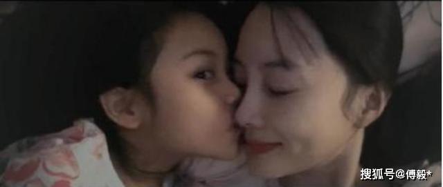 李小璐晒和女儿的睡前仪式，甜馨对镜头自拍，