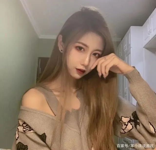 继lpl解说之后,英雄联盟女主播再登男人装,网友直呼辣眼睛_miss