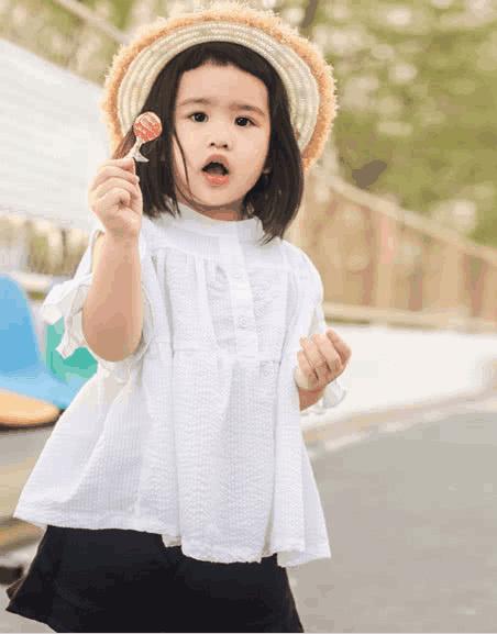 包贝尔女儿包饺子：小时候丑萌，长开了后，网