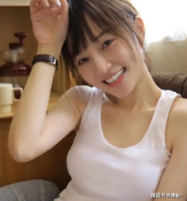 李小璐晒和女儿的睡前仪式，甜馨对镜头自拍，