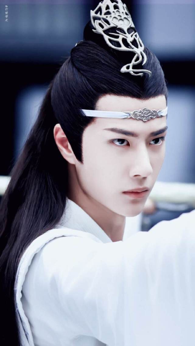 泰国粉丝跪拜王一博海报：追星成魔，人将失去