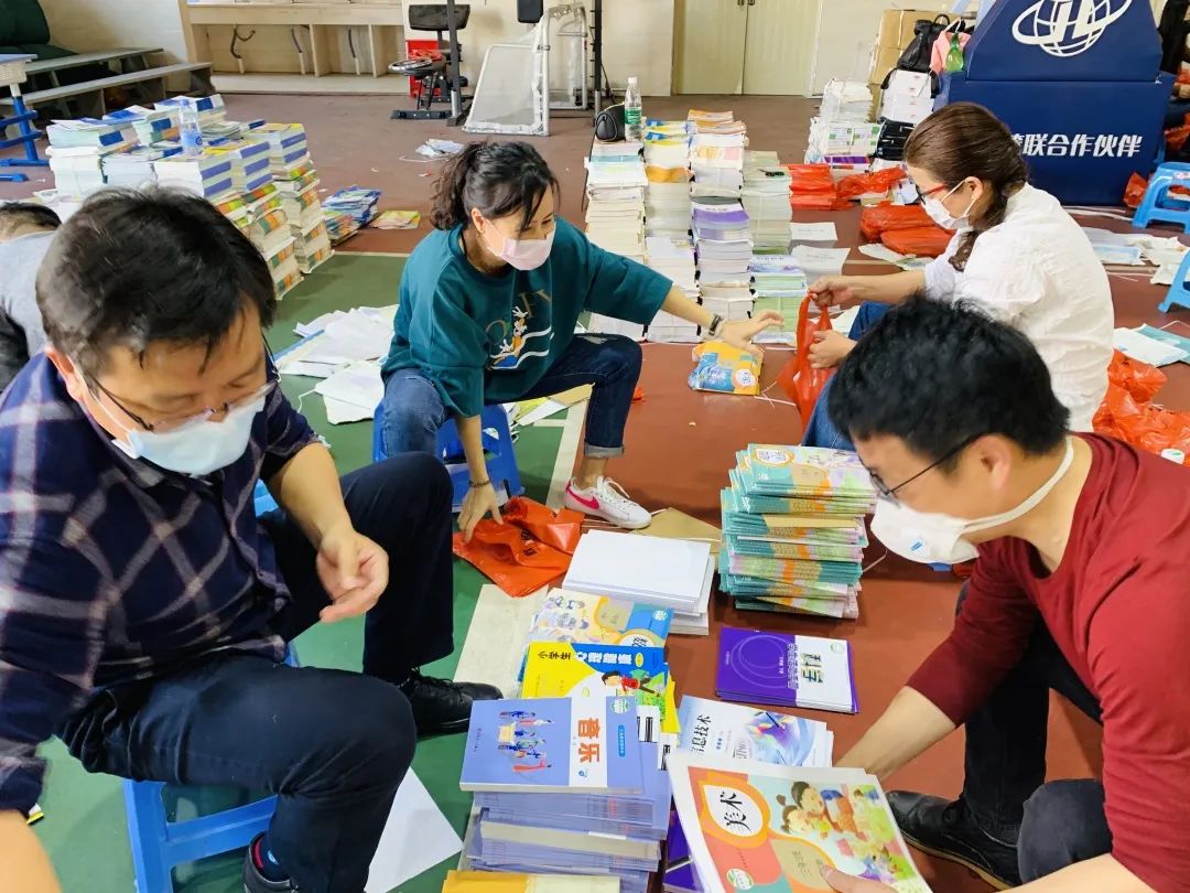 海沧新江中心小学采取分年段,分时段,分角落的方式发放新书还贴心地为