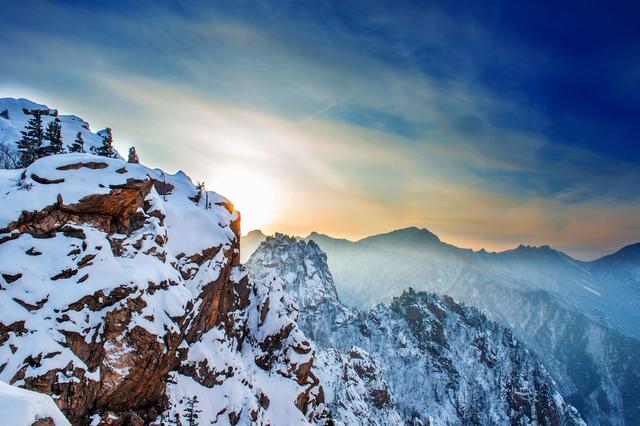 雪岳山位于韩国东海岸江原道东草的西南方,是太白山脉的最高峰