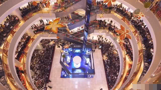 泰国粉丝跪拜王一博海报：追星成魔，人将失去