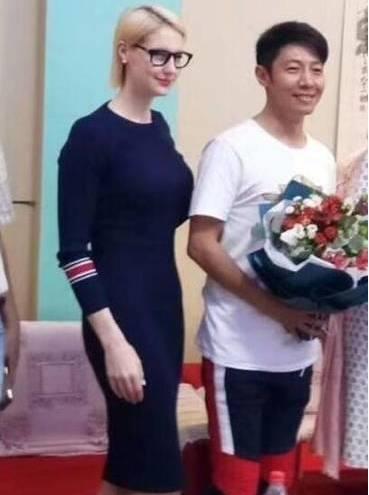 撒贝宁回武汉母校，老婆李白更抢镜！网友：竟
