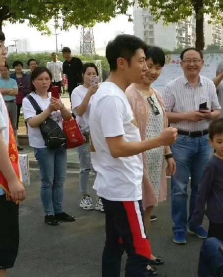 撒贝宁回武汉母校，老婆李白更抢镜！网友：竟