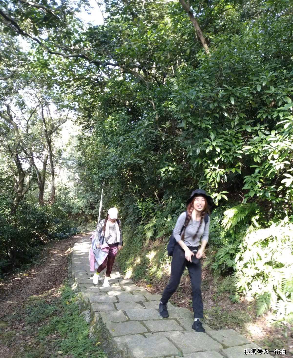 田馥甄吴青峰同框两人休闲郊游爬山网友看不出竟然快40岁