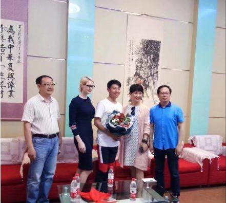 撒贝宁回武汉母校，老婆李白更抢镜！网友：竟