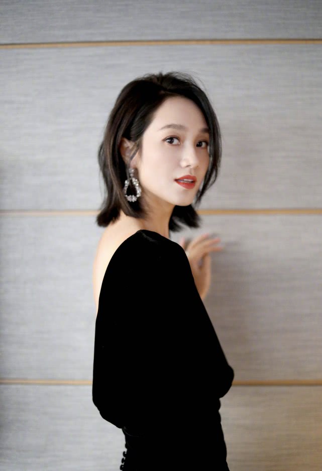 周一围：到底谁卑微？网友：这回她总算扳回一
