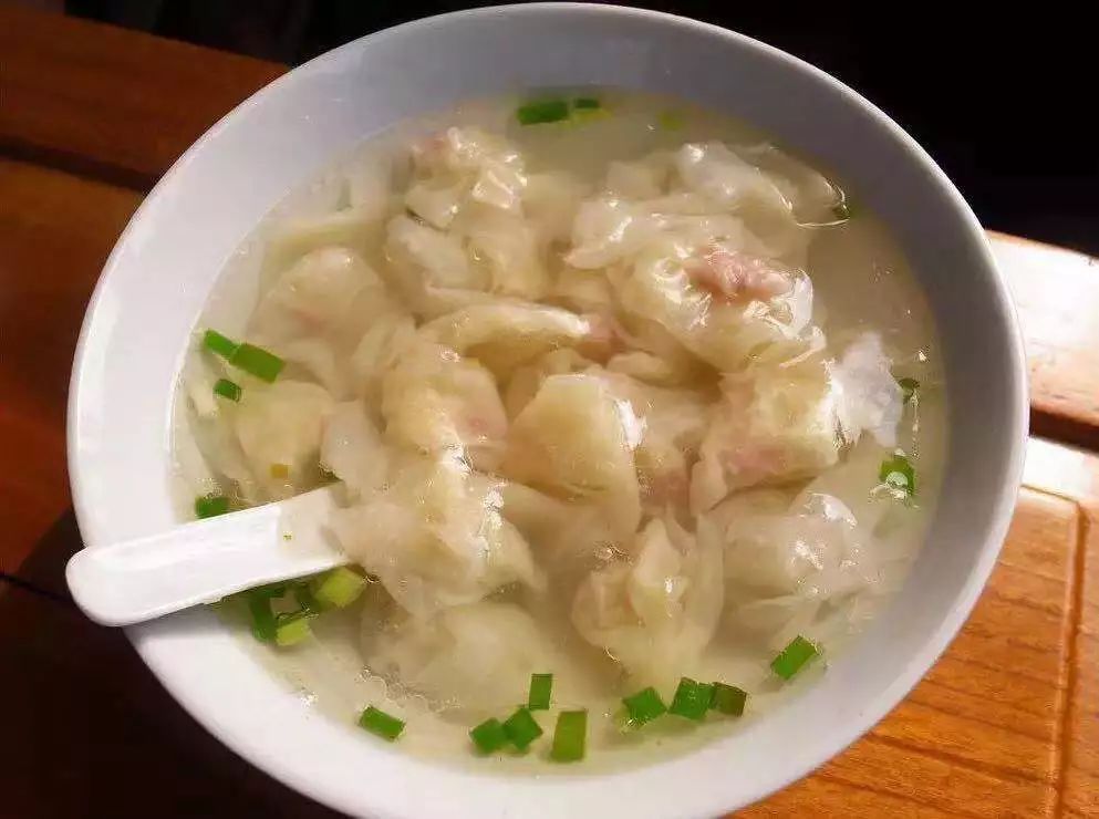 温州的馄饨"皮薄,肉香,料足",摆一个碗,放入又薄又