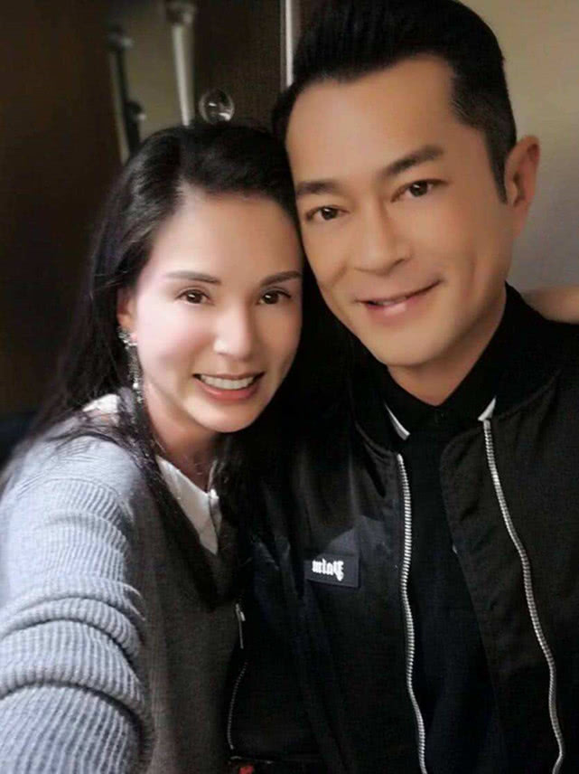 古天乐签名方式引发关注，写“古”之后不停画