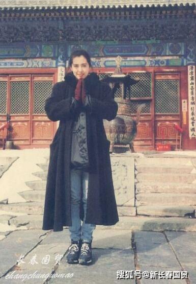 王祖贤28年前旧照，清纯靓丽气质好，在没有PS的年代她美到了极致_雪地