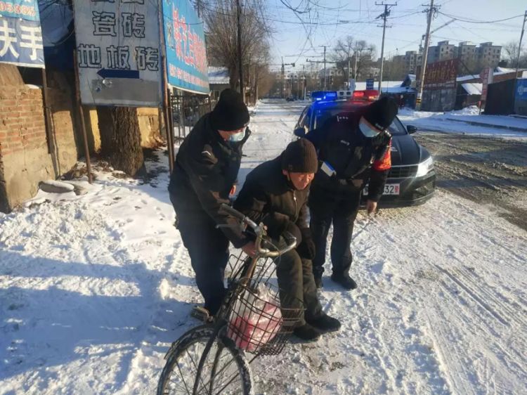 位老人在路边弓着腰靠在自行车边上,巡逻民警冯忠玉立即停车上前询问