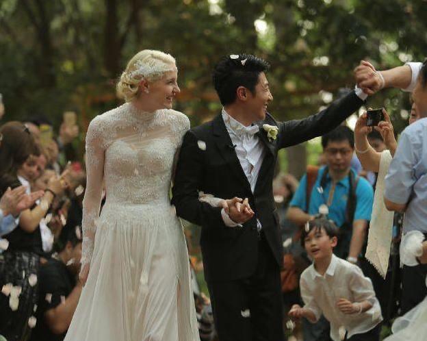 撒贝宁回武汉母校，老婆李白更抢镜！网友：竟