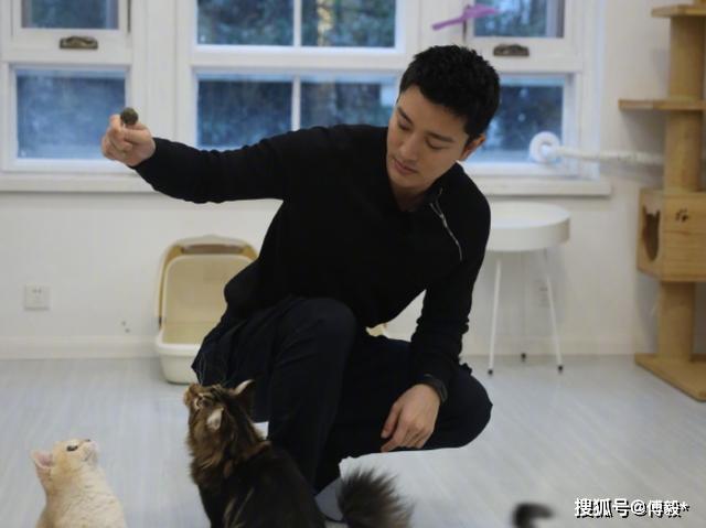 李小璐晒和女儿的睡前仪式，甜馨对镜头自拍，