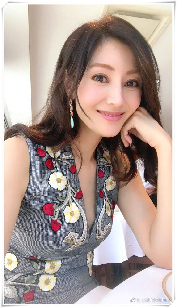 李嘉欣,大家再熟悉不过的.她曾是80后心中的一代女神.