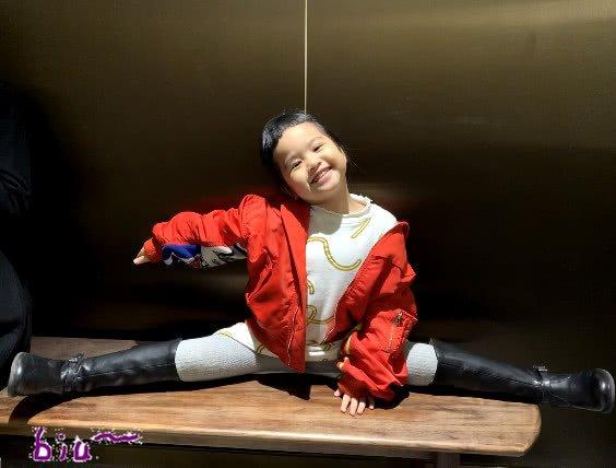 包贝尔女儿包饺子：小时候丑萌，长开了后，网