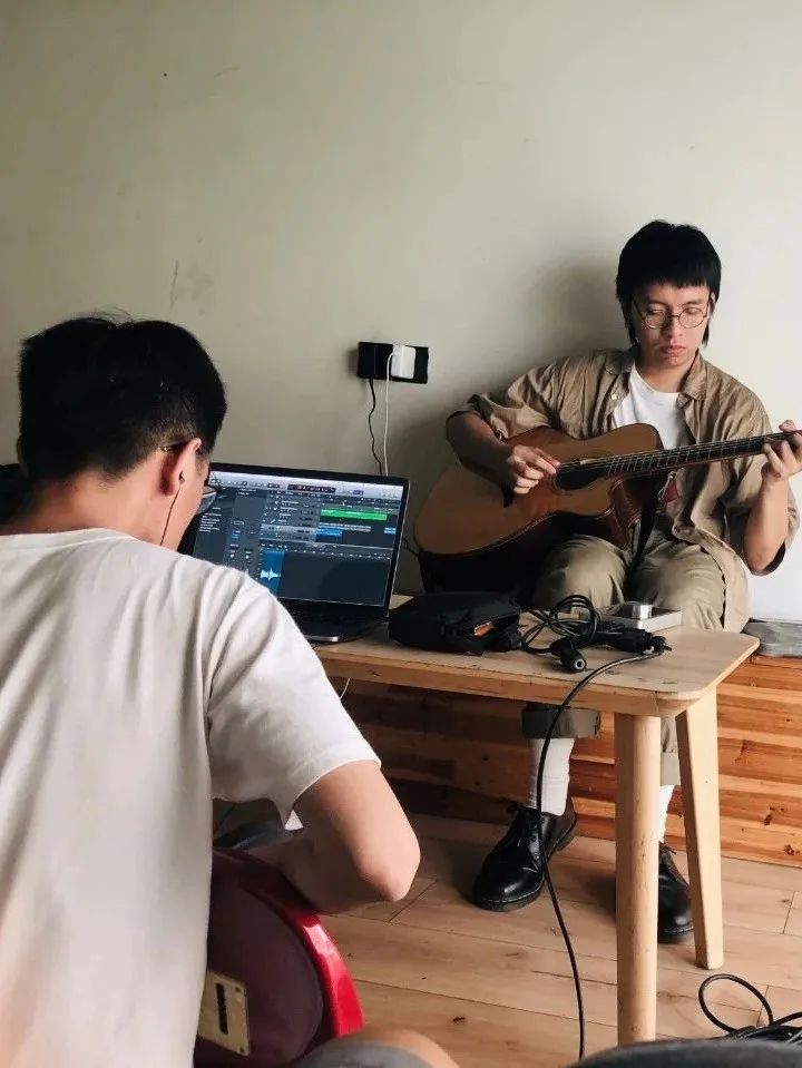 听椅子乐团的歌,总有种星期天的轻松感