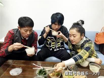 凤凰传奇玲花评价搭档，身上永远都没有钱，吃
