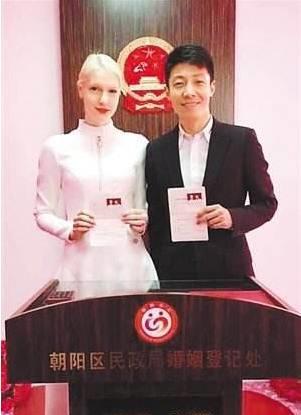 撒贝宁回武汉母校，老婆李白更抢镜！网友：竟