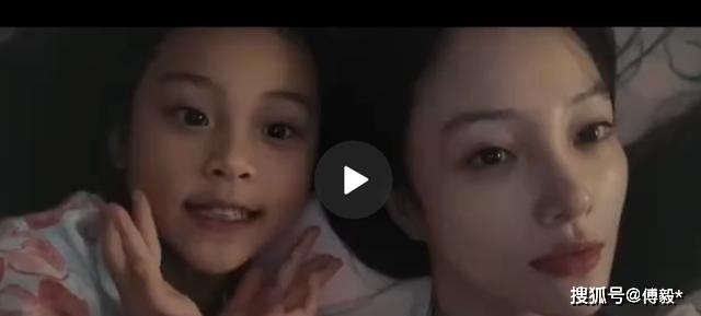 李小璐晒和女儿的睡前仪式，甜馨对镜头自拍，