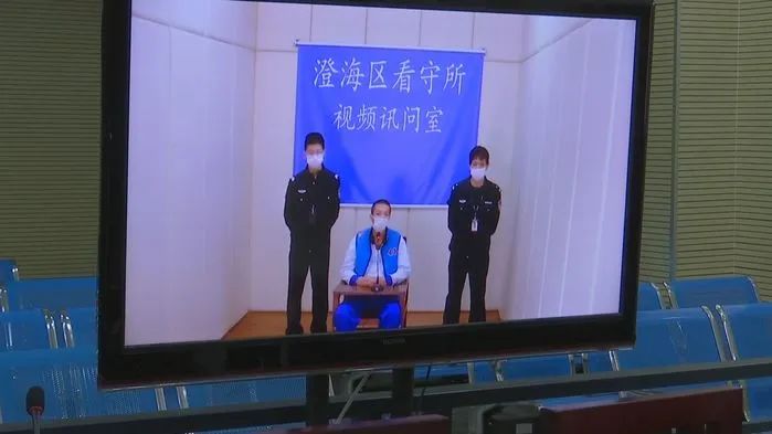 左:公诉人宣读起诉书,右:看守所