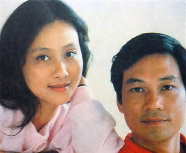 1983年,周里京和舞蹈演员傅春英结婚,婚后生下女儿,后感情出现裂痕.