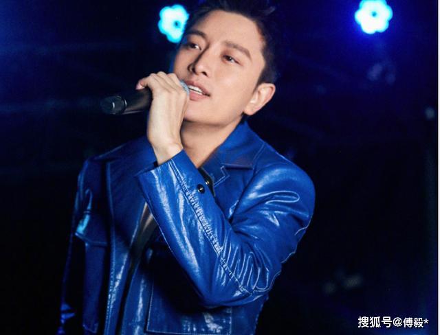 李小璐晒和女儿的睡前仪式，甜馨对镜头自拍，