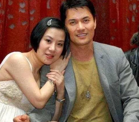 他是越南人,却在香港获影帝,头婚周海媚,三婚儿子长相