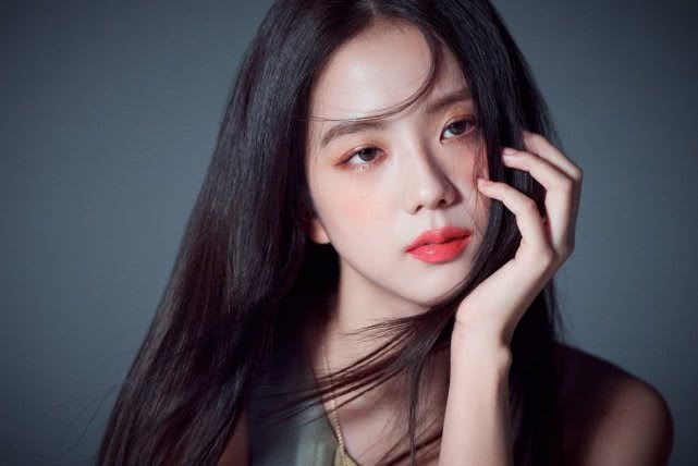 原创blackpink金智秀三月刊画报,人间四月天这个颜值太爱了