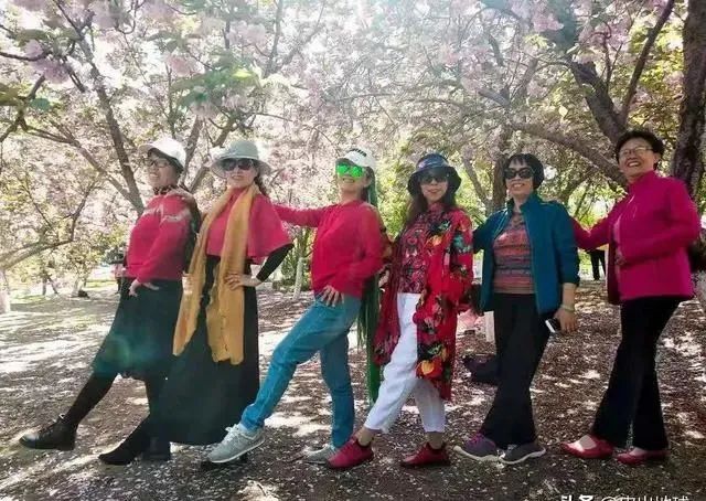 炫翻天的中国大妈旅游标准照,每一张都是她们当下最美丽的芳华
